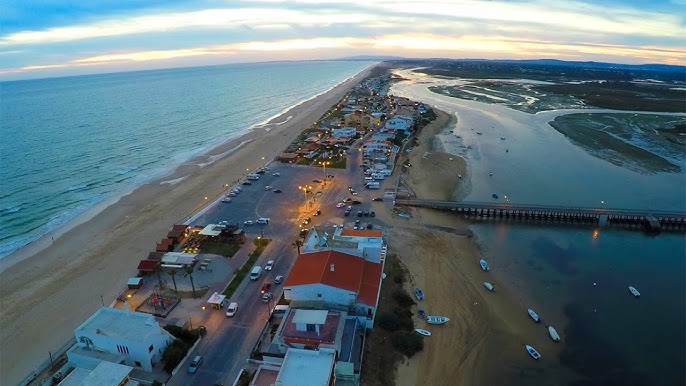 Faro com céu claro do Algarve
